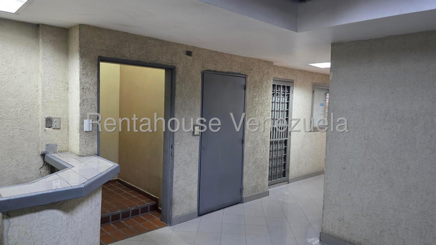 Edificio Comercial en venta en La Trinidad. 27-4540 Luis Infante Rent A House 4