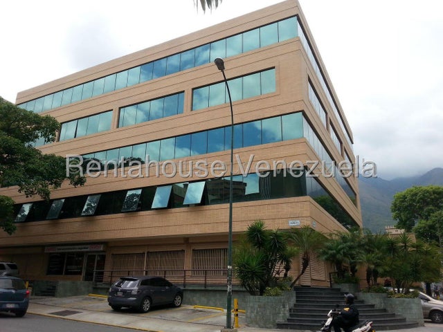 Edificio Comercial en venta en La Urbina. 2