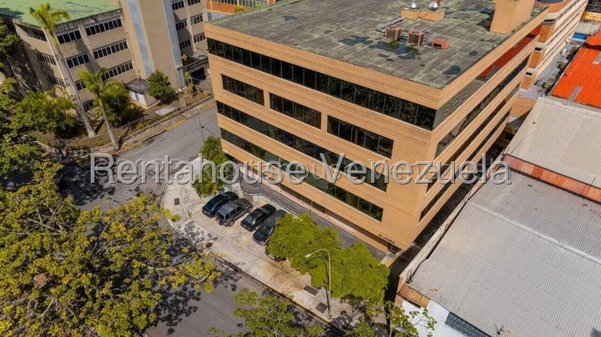 Edificio Comercial en venta en La Urbina. 3